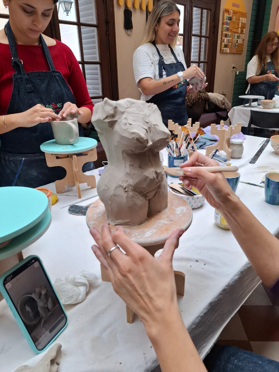 Alumnos creando piezas cerámicas en San Telmo